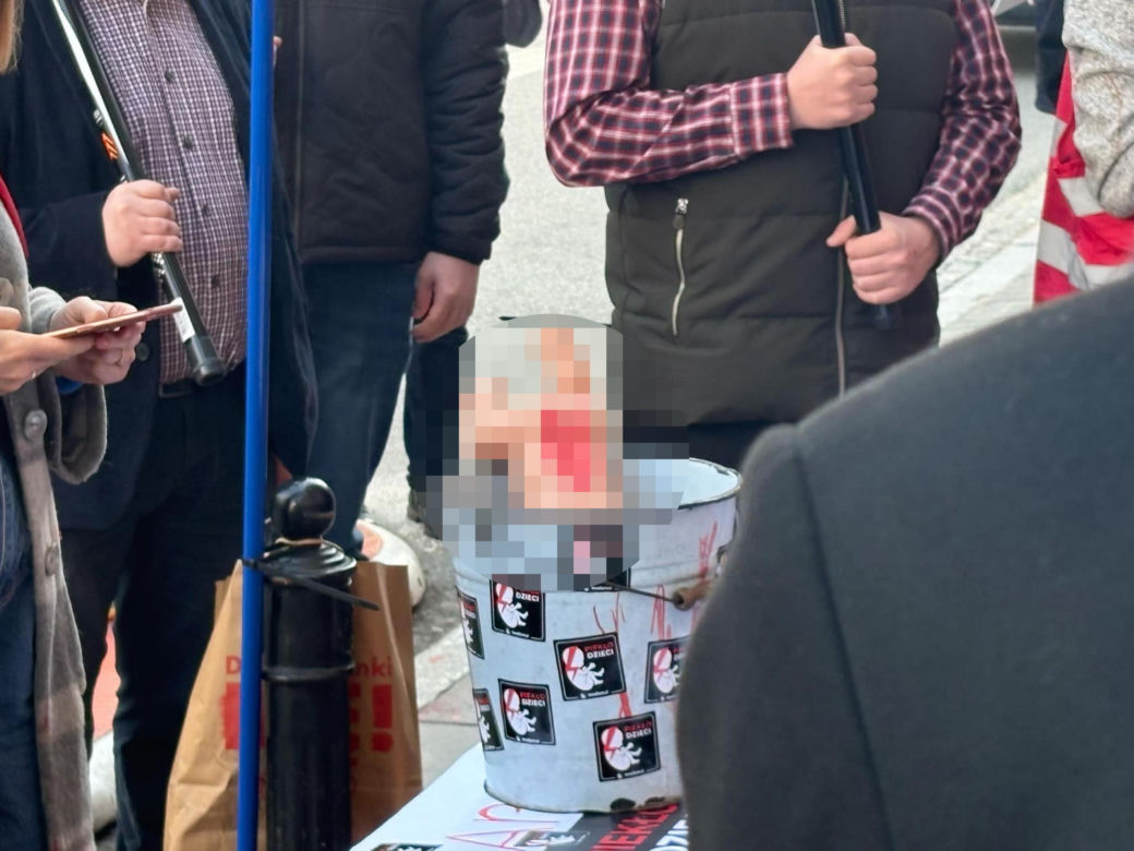 Dziennikarka „Super Expressu” oblana farbą i wyrzucona z pikiety antyaborcjonistów. „Wynocha z mojego zgromadzenia!”
