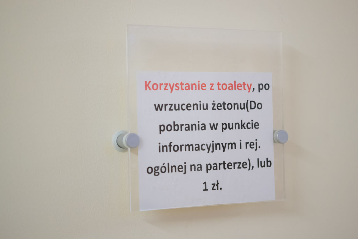 KAŻĄ PŁACIĆ ZA TOALETĘ.