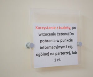 KAŻĄ PŁACIĆ ZA TOALETĘ.