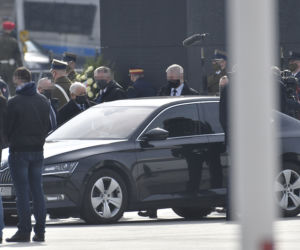 Jarosław Kaczyński podczas uroczystości złożenia kwiatów pod pomnikiem Ofiar katastrofy smoleńskiej, na pl. Piłsudskiego w Warszawie