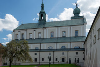 To jedno z najpiękniejszych miast Małopolski. W średniowieczu było wsią, w której mieszkali zakonnicy z Jerozolimy