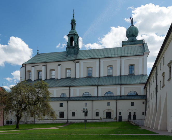 To jedno z najpiękniejszych miast Małopolski. W średniowieczu było wsią, w której mieszkali zakonnicy z Jerozolimy