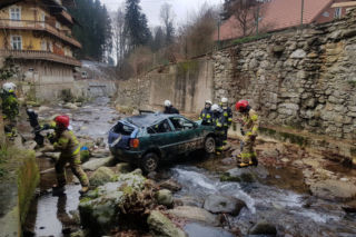 Groźny wypadek w Międzygórzu. Samochód osobowy wpadł do rzeki [ZDJĘCIA]
