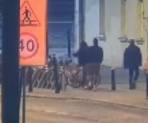 Niszczyli dla zabawy! Zdewastowali rowery miejskie i rzucali ławkami