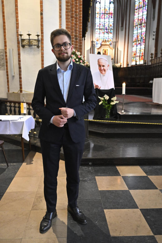 Warszawa żegna papieża Franciszka. Poruszające wpisy w Archikatedrze 