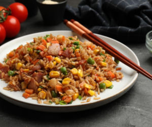 Jak zrobić smażony ryż bez smażenia? Blacha robi robotę