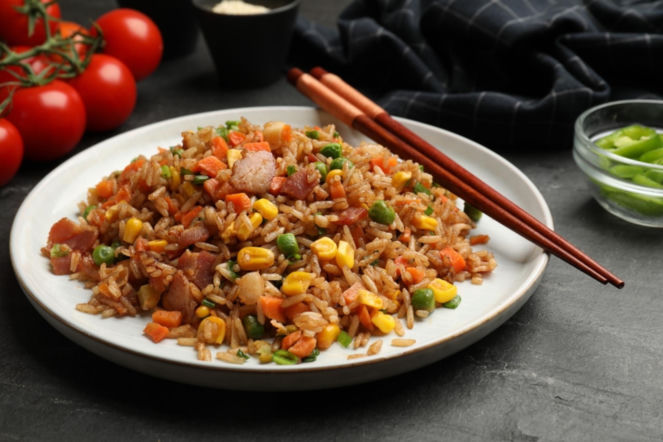 Jak zrobić smażony ryż bez smażenia? Blacha robi robotę