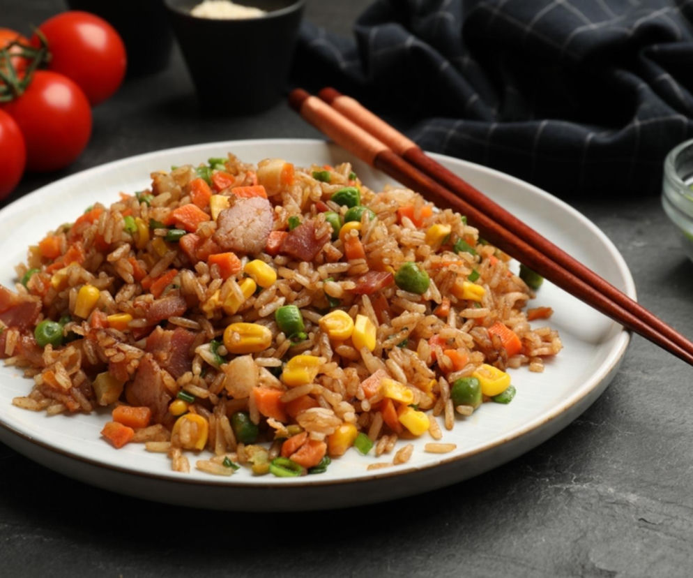 Jak zrobić smażony ryż bez smażenia? Blacha robi robotę