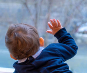 Jaś ma dwa lata, przeszedł więcej niż niejeden dorosły. Szuka rodziny zastępczej