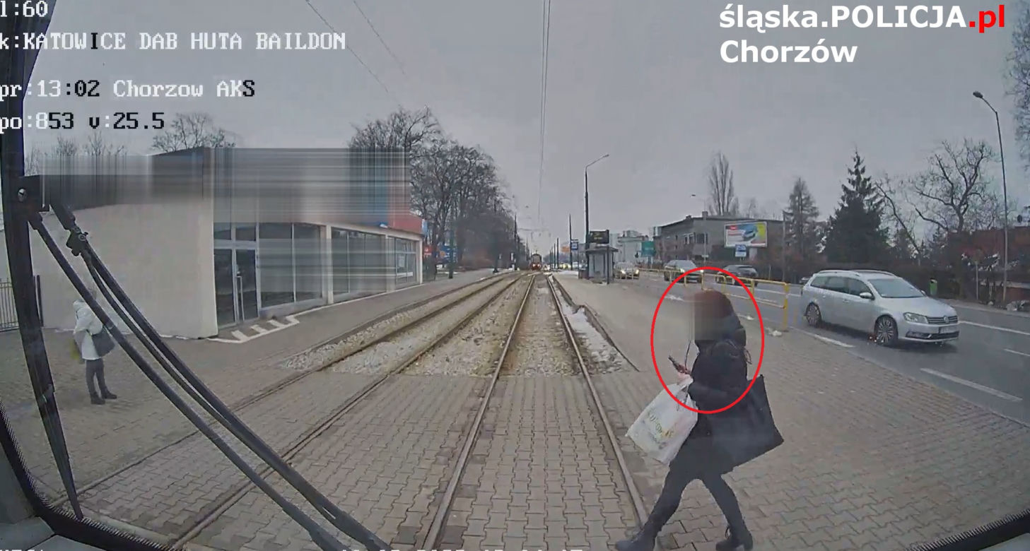 Chorzów. Piesza weszła wprost pod tramwaj. Szła z telefonem w ręce i słuchawkami w uszach