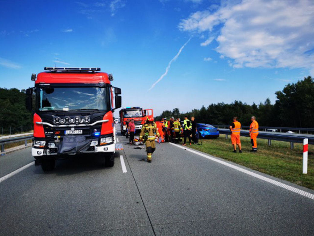 Koszmarny wypadek pod Zduńską Wolą! 28-latka ze smarta zginęła na S8 [ZDJĘCIA]