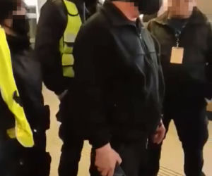 Wolontariusze pomagający uchodźcom wygonieni z dworca. Kolejna skandaliczna interwencja policji