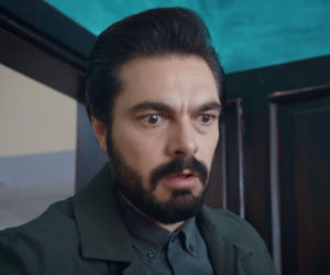 Acar demaskuje się jako Trucizna i atakuje Nanę nożem