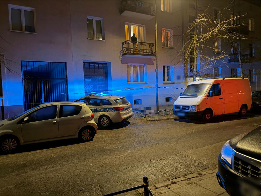 Tragedia w Warszawie. Wyszedł na oblodzony balkon, poślizgnął się i spadł. Nie żyje