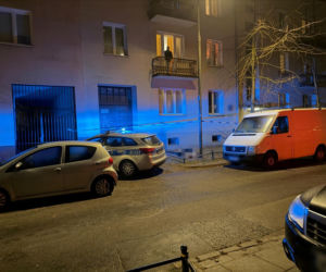Tragedia w Warszawie. Wyszedł na oblodzony balkon, poślizgnął się i spadł. Nie żyje