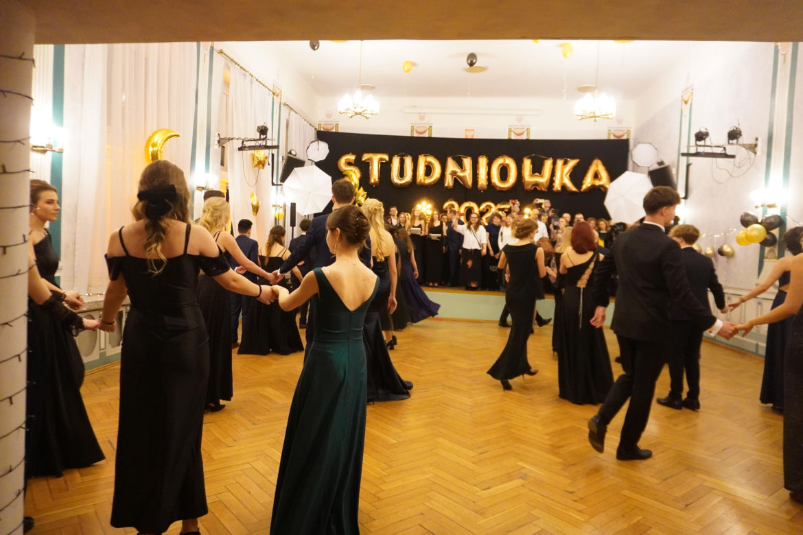 Polonez na Studniówce 2025 w II LO w Poznaniu