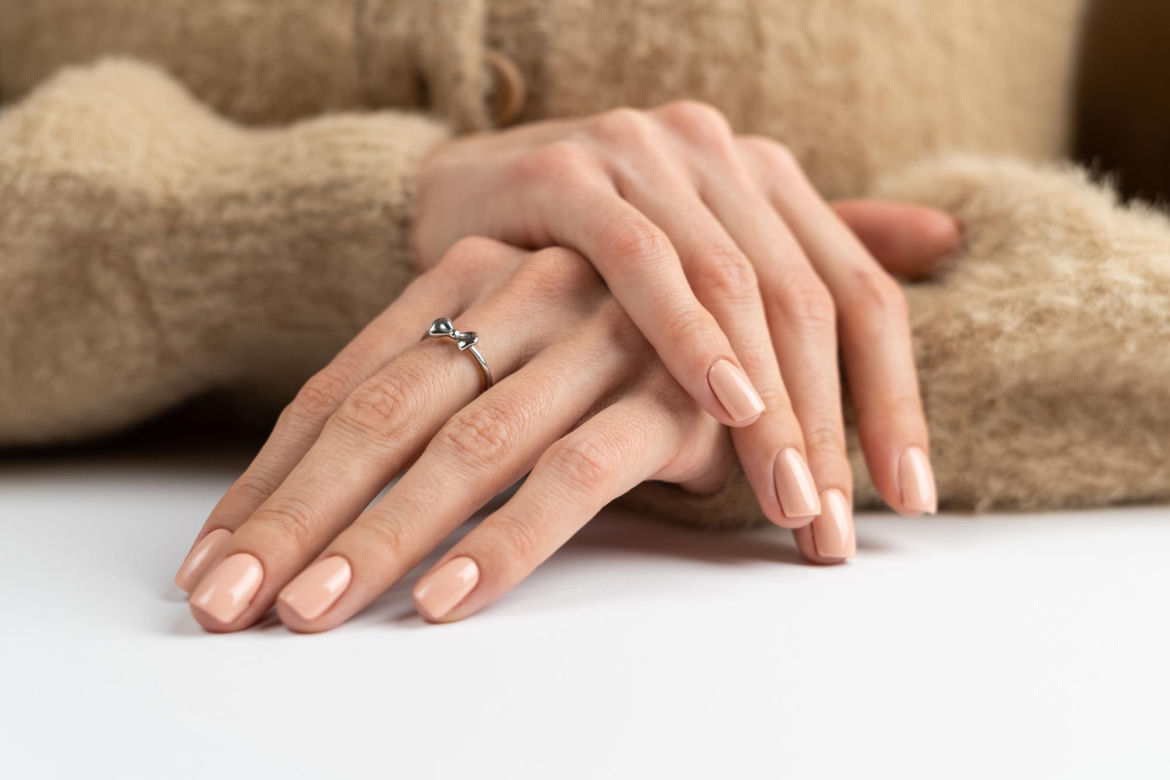 Manicure w stylu back to office. Te kolory idealnie pasują do biurowych outfitów