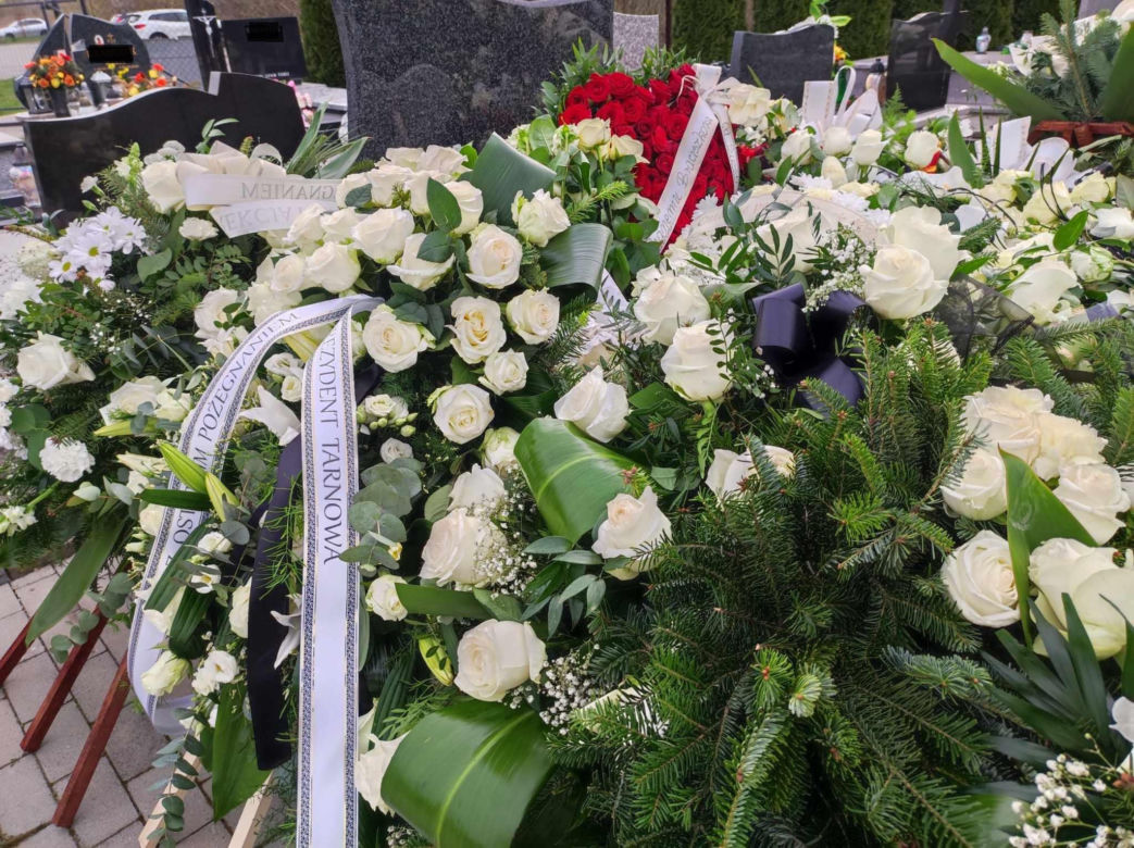 Grób 16-letniego Szymona utonął w kwiatach