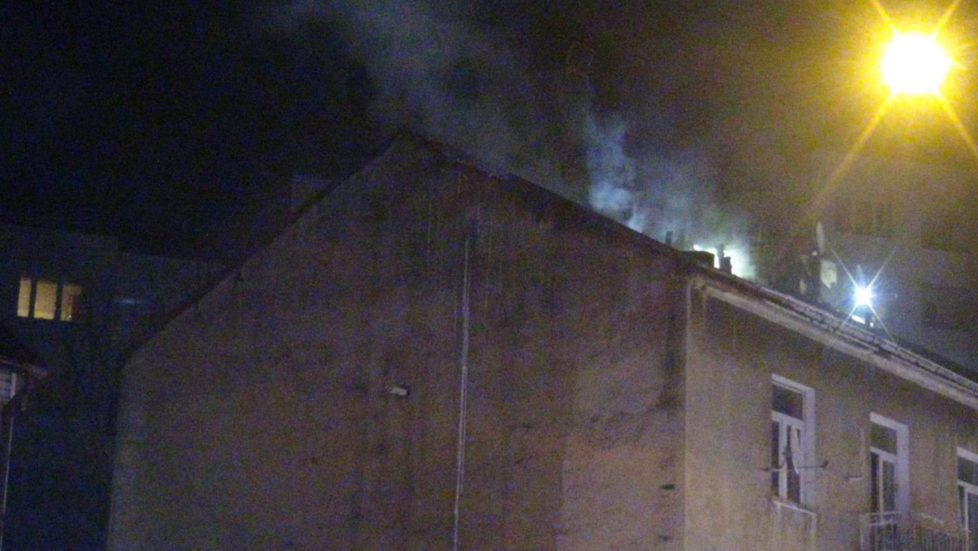 Wielki dym i ogień na Targówku. Pożar kamienicy, w akcji strażacy