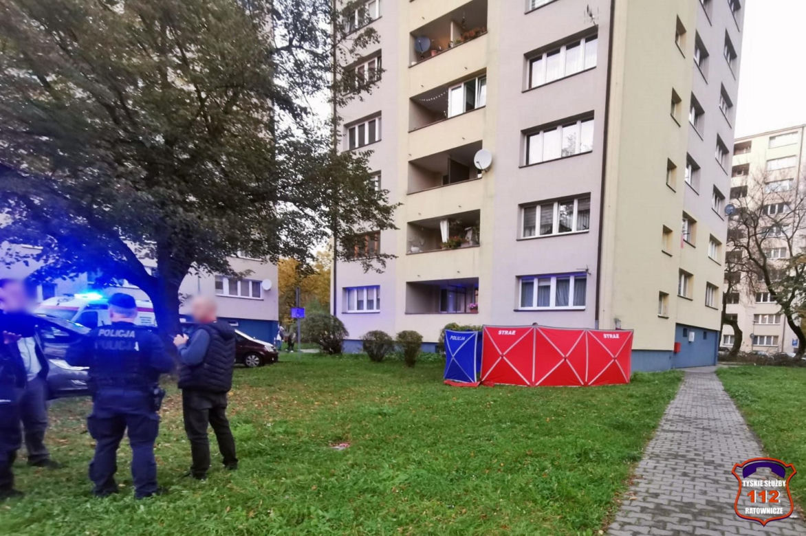 Tragedia w Tychach. 51-letnia kobieta runęła z okna na 9. piętrze bloku. Nie żyje
