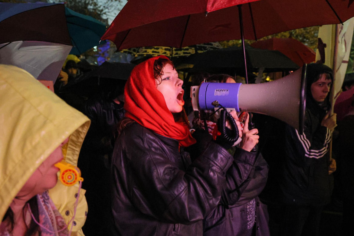„Czerwona kartka za aborcję” przed Sejmem. Protest w Warszawie