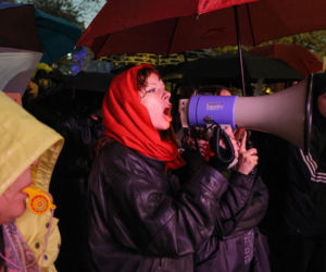 „Czerwona kartka za aborcję” przed Sejmem. Protest w Warszawie
