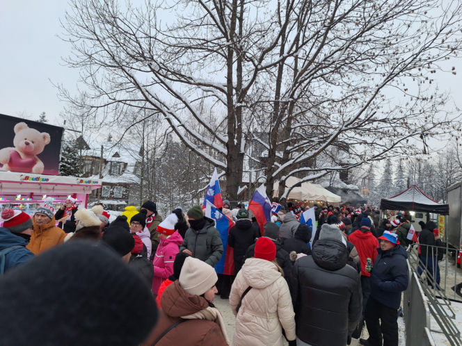 Tłumy kibiców pod Wielką Krokwią w Zakopanem