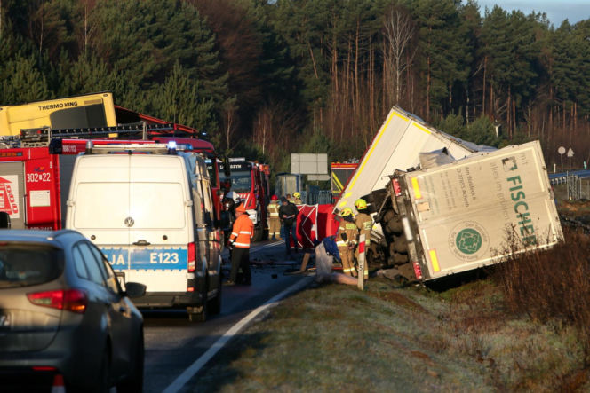 Dramatyczny wypadek niedaleko Gorzowa. Ciężarówki zderzyły się czołowo