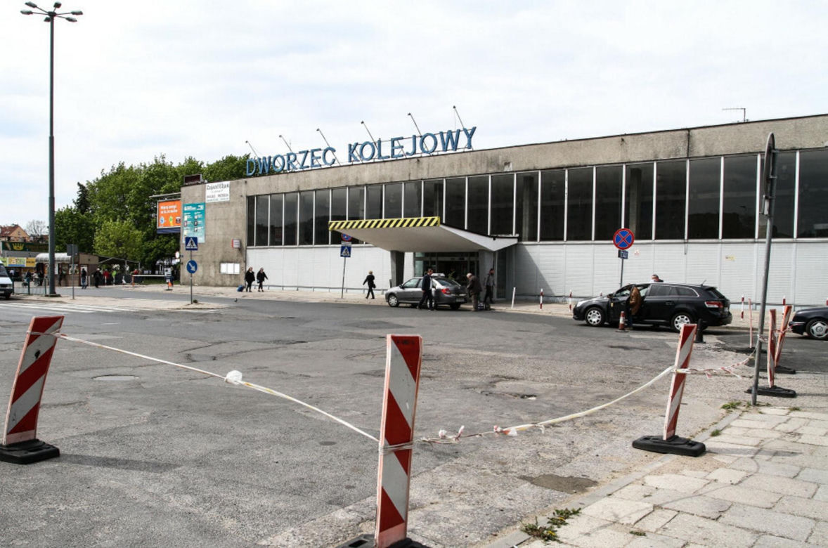 5. Dworzec Olsztyn Główny. Klockowaty kompleks z lat 70.: zapuszczony, brudny, obdrapany – przypominał opuszczony barak.