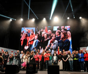 Ponad 40 osób po transplantacji na scenie Katowickiego Forum Młodych - BO NOWE JEST NADZIEJĄ