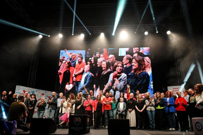 Ponad 40 osób po transplantacji na scenie Katowickiego Forum Młodych - BO NOWE JEST NADZIEJĄ