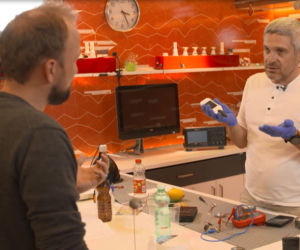 Feder w akcji! W laboratorium sprawdził hit internetu