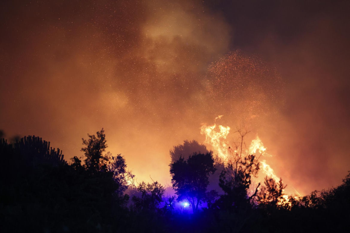 Groza w Portugalii! Tornado ognia i trąba z pyłów