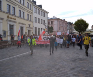 Maseczkom powiedzieli NIE! W Lublinie protestowali ci, dla których koronawirus to wymysł władzy.