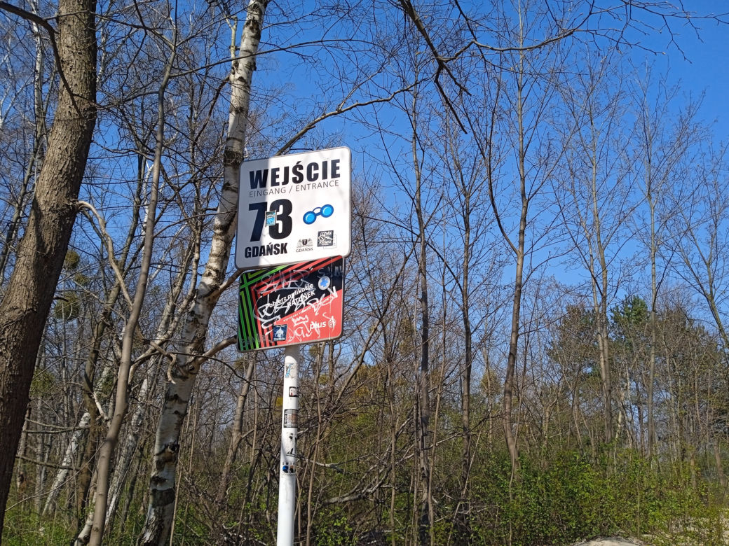 Mieszkańcy korzystają ze słonecznej pogody. Na plaży w Jelitkowie widać już pierwszych spacerowiczów!