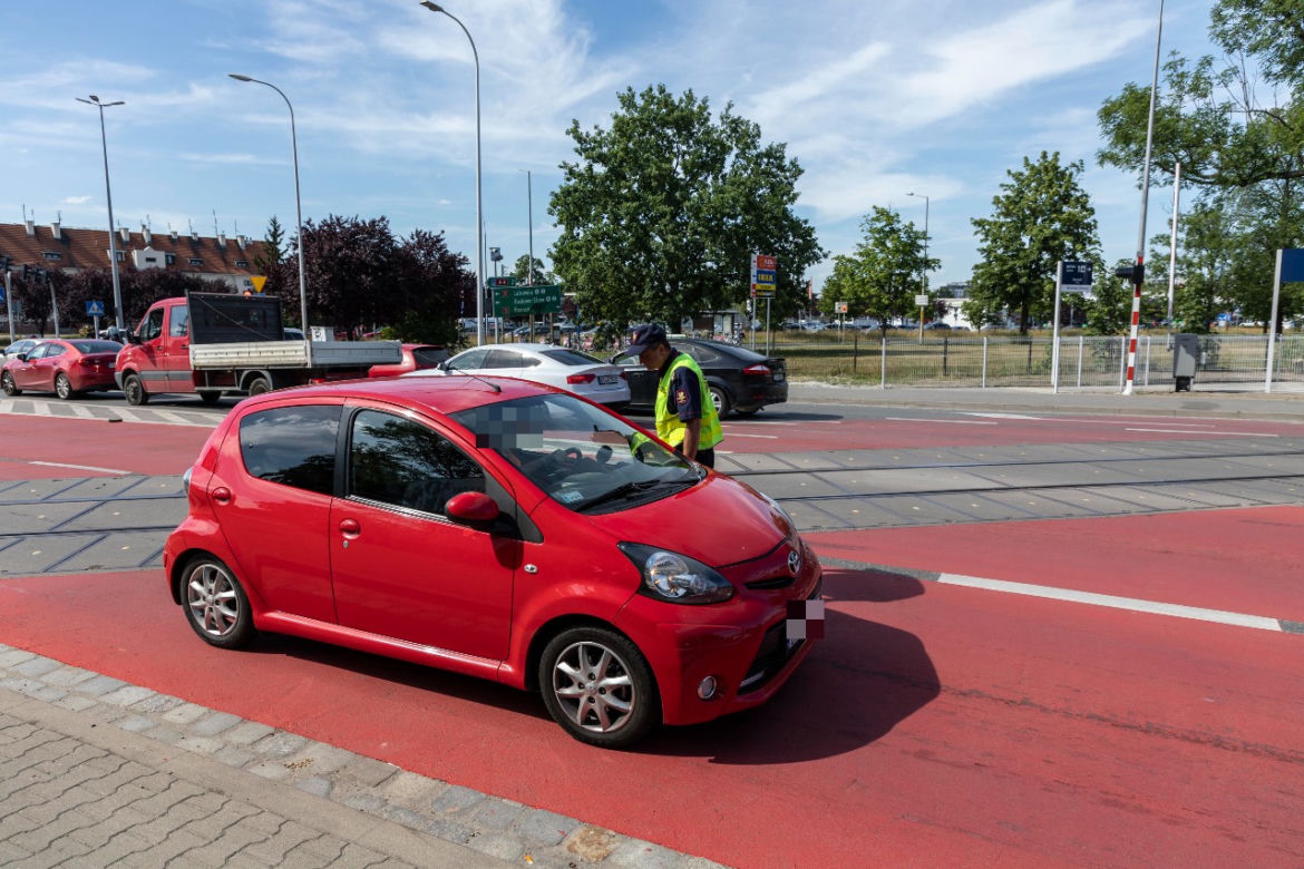 Nowe rogatki paraliżują ruch na południu Wrocławia. Kierowcy sami sobie winni?