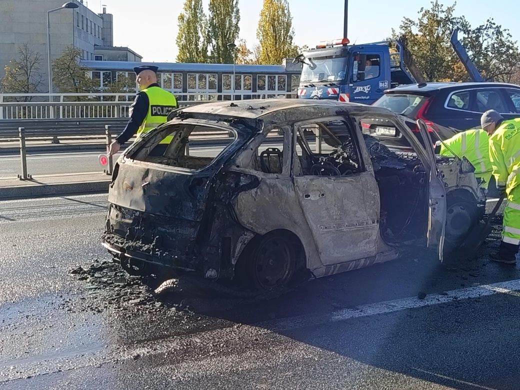 Pożar osobówki na Trasie Łazienkowskiej