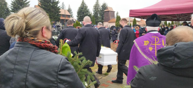 Pożar wybuchł w nocy. Ogień i dym odcięły drogę ucieczki czteroosobowej rodzinie