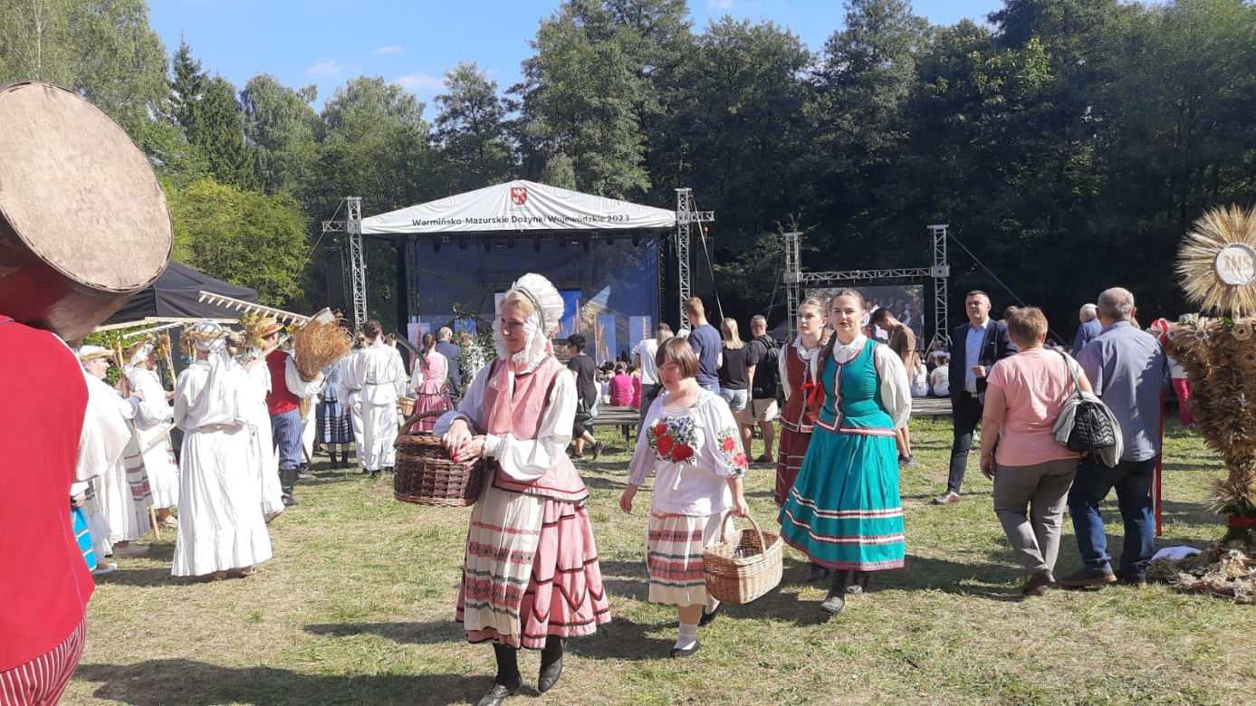 Tłumy na dożynkach w Olsztynku. Zobacz, jak bawili się mieszkańcy Warmii i Mazur [ZDJĘCIA]