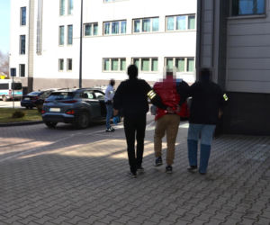 Groźbami i siłą próbowali wymusić zaciągnięcie kredytu.  Już są za kratkami