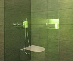 Zielone refleksy na kabinie prysznicowej