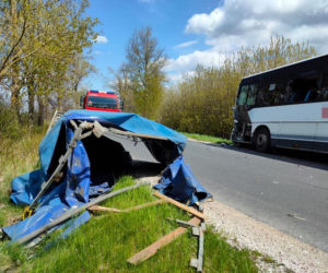 Zderzenie autobusu z dostawczakiem pod Bydgoszczą! Na miejscu trzy zastępy straży pożarnej [ZDJĘCIA] 