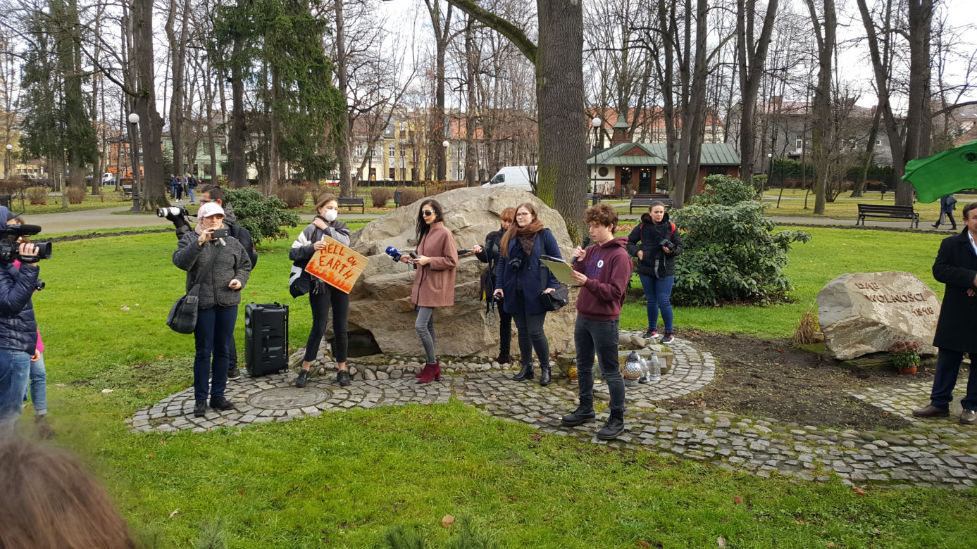 Nowy Sącz: Młodzi mają DOŚĆ i wyszli na ulice. Skierowali żądania do polityków
