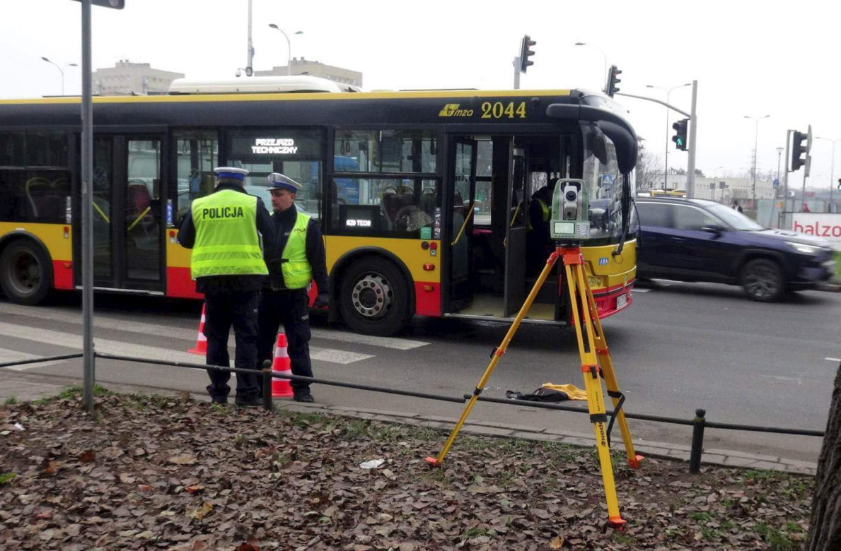 Koszmarny wypadek na Mokotowie. Autobus miejski potrącił pieszą na pasach