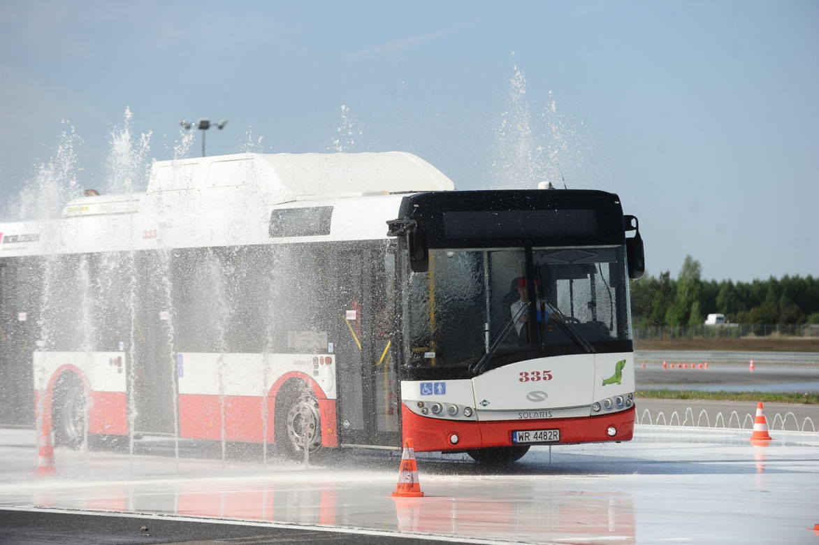 Pachołki latały jak kręgle. Tak wyglądały mistrzostwa kierowców autobusów 