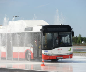 Pachołki latały jak kręgle. Tak wyglądały mistrzostwa kierowców autobusów 