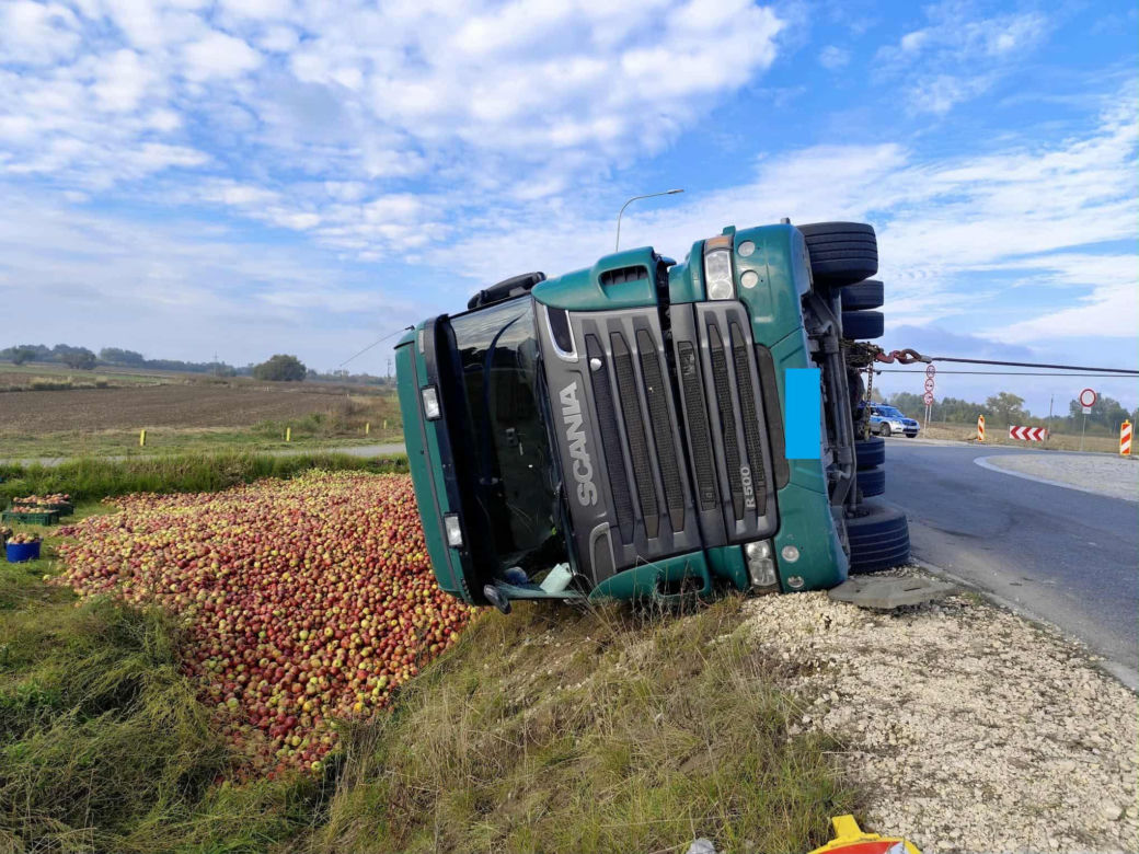 Przewrócona ciężarówka zablokowała rondo. 30 ton jabłek na drodze