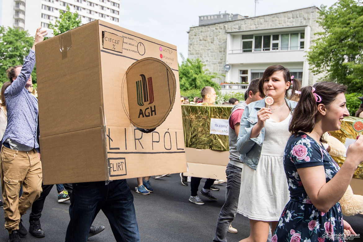 Korowód juwenaliowy na krakowski Rynek: Studenci świętują! [ZDJĘCIA]