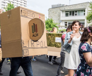 Korowód juwenaliowy na krakowski Rynek: Studenci świętują! [ZDJĘCIA]