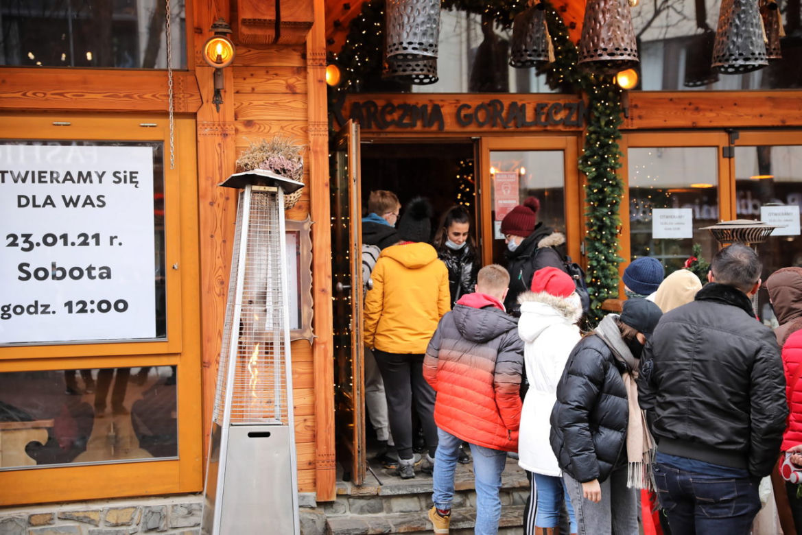Tłumy przed otwartą restauracją w Zakopanem